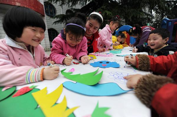 Des enfants dessinent leur planète verte.