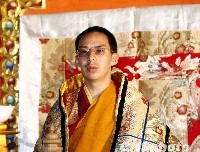 Le 11e panchen-lama préside un rite funéraire pour les victimes du séisme du Qinghai