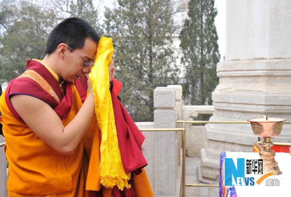 Le panchen-lama, Erdeni Qoigyi Gyibo, a ouvert le 20 avril vers 9 h au moine Xihuang à Beijing un rituel funéraire religieux en l'honneur des victimes du séisme du Qinghai.