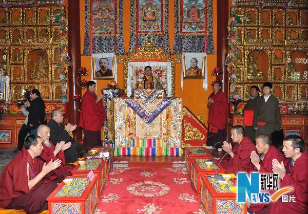 Le panchen-lama, Erdeni Qoigyi Gyibo, a ouvert le 20 avril vers 9 h au moine Xihuang à Beijing un rituel funéraire religieux en l'honneur des victimes du séisme du Qinghai.