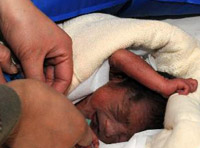 Naissance d'un bébé dans un camp de rescapés du séisme de Yushu