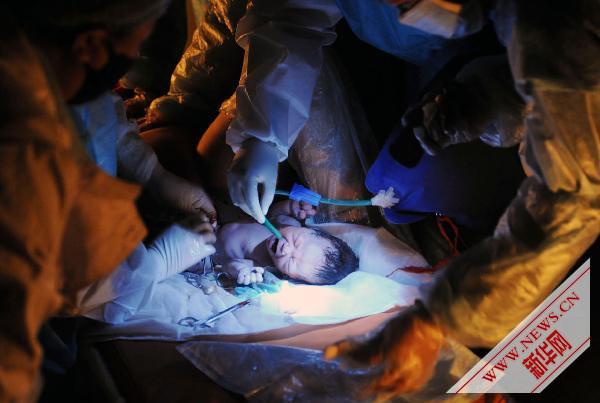 Le 19 avril, des infirmières de la maternité de Yushu s'occupent soigneusement du bébé. 