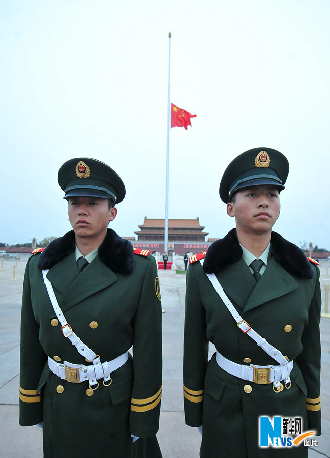 Le drapeau national chinois mis en berne à la Place de Tian'anmen