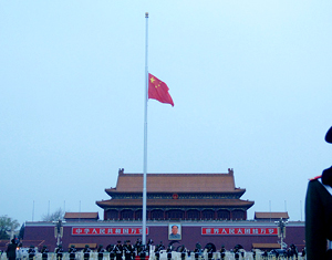 Le drapeau national chinois mis en berne à la Place de Tian'anmen