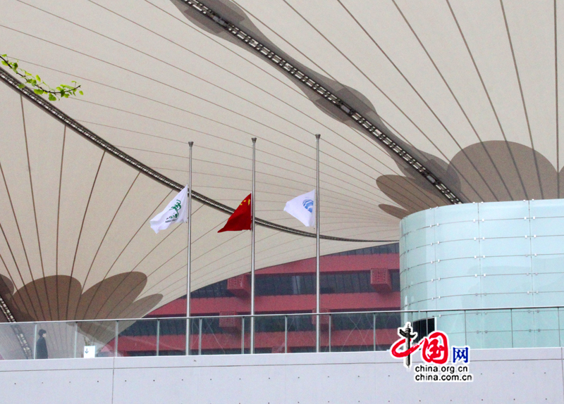 Le drapeau national chinois, le drapeau de l'Exposition universelle de Shanghai, ainsi que le drapeau du Bureau international des Expositions ont été mis en berne au boulevard de l'Expo. (Photographe: Li Zhijian)