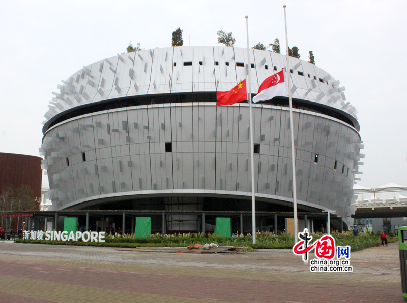 Le 21 avril, le drapeau national chinois a été mis en berne devant le pavillon de Singapour afin de rendre hommage aux victimes du séisme qui a eu lieu le 14 avril à Yushu, dans la province du Qinghai (nord-ouest de la Chine). (Photographe: Li Zhijian)