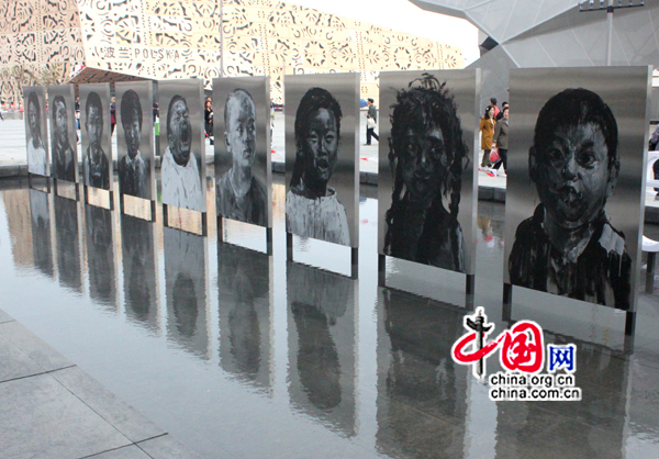 « Les enfants de Shanghai », oeuvres du peintre chinois Yan Peiming sont exposés à l&apos;entrée sud du pavillon de la France à l&apos;Exposition universelle de Shanghai