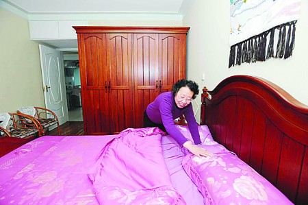 Une habitante de Shanghai prépare la chambre principale qui hébergera des visiteurs venus pour l&apos;Expo