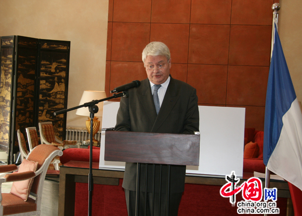 27 avril : M. Hervé Ladssous, ambassadeur de France en Chine, prononce un discours lors de la cérémonie de signature sur le soutien aux victimes de Yushu.