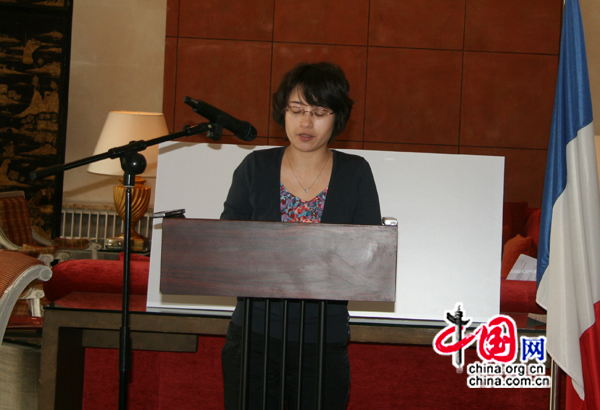 Mme Li Hong, représentante de Handicap International, prononce un discours.