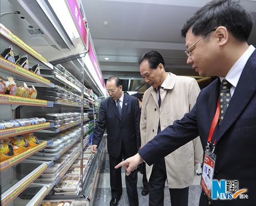 Le 27 avril, Cai Mingzhao (au centre), chef adjoint du Département de la Communication du CC du PCC, s'est rendu à Shanghai pour inspecter le centre de presse de l'Expo.