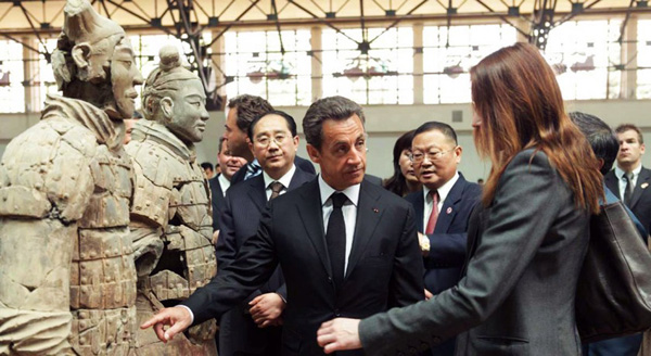 Le président français Nicolas Sarkozy et sa femme Carla Bruni-Sarkozy ont admiré hier matin 28 avril les statues de guerriers et chevaux en terre cuite du tombeau du premier Empereur Shi Huangdi de la dynastie Qin (259 – 210 av. J.-C.) à Xi'an, capitale de la province du Shaanxi (ouest de la Chine).