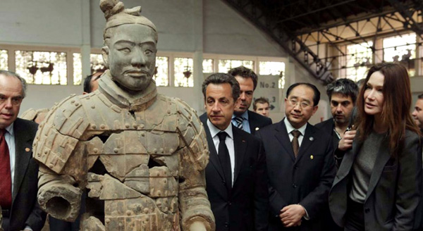 Le président français Nicolas Sarkozy et sa femme Carla Bruni-Sarkozy ont admiré hier matin 28 avril les statues de guerriers et chevaux en terre cuite du tombeau du premier Empereur Shi Huangdi de la dynastie Qin (259 – 210 av. J.-C.) à Xi'an, capitale de la province du Shaanxi (ouest de la Chine).