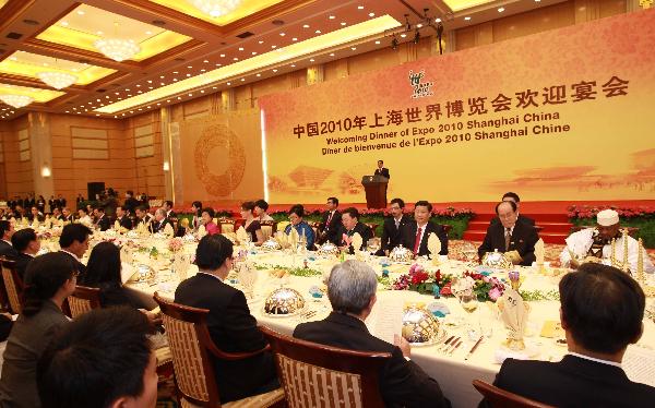 Une réception a été organisée par le président chinois Hu Jintao en l&apos;honneur des dirigeants étrangers, qui assisteront vendredi soir à la cérémonie d&apos;ouverture de l&apos;Exposition universelle.