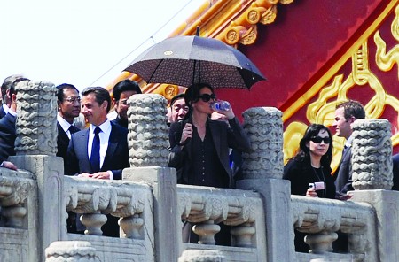 Le 30 avril, le président français Nicolas Sarkozy qui était en visite en Chine, a visité avec sa femme Carla Bruni-Sarkozy la Cité interdite à Beijing