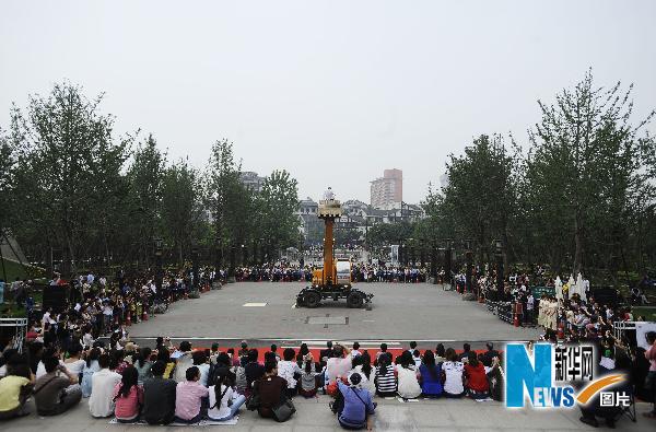 Le 8 mai, une danse contemporaine baptisée « Transports exceptionnels » s'est déroulée à la place du musée provincial du Sichuan. 