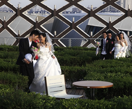 Un mariage de groupe romantique a eu lieu le 11 mai au soir dans le pavillon France de l'Exposition universelle de Shanghai