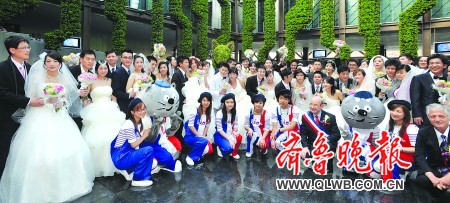 Un mariage de groupe romantique a eu lieu le 11 mai au soir dans le pavillon France de l'Exposition universelle de Shanghai