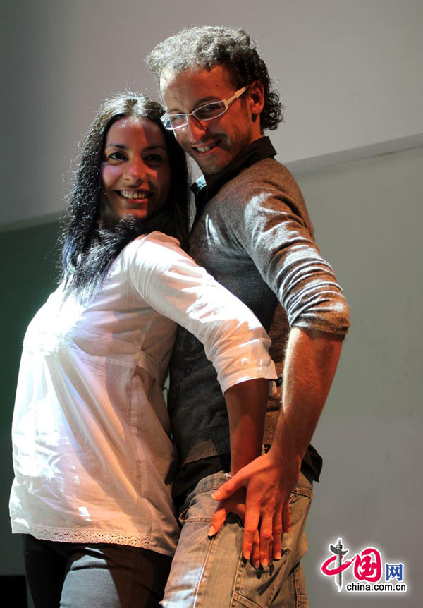 Danseuse et danseur principaux de « Pas de deux » présente le flamenco lors de la conférence de presse.