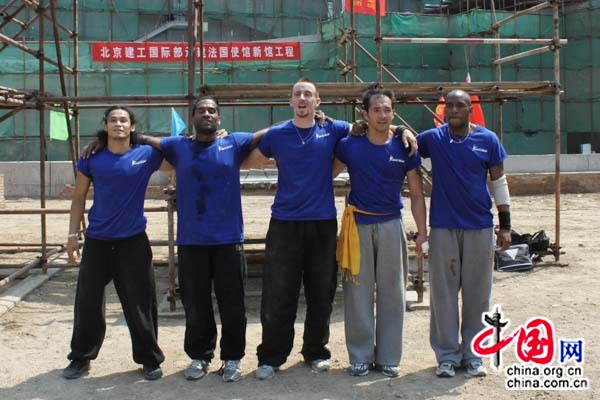Les cinq membres des Yamakasi (de gauche à droite), Anoulack Bounleuth, Yann Hnautra, Patrick Chirol, Dinh-Chau Belle et Yoann Evita, sur le site du chantier de la nouvelle ambassade de France en Chine.
