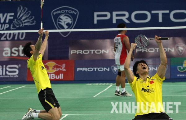 Cai Bin et Fu Haifeng (à droite), joueurs de l'équipe chinoise de badminton, battent les joueurs indonésiens dans le double hommes.