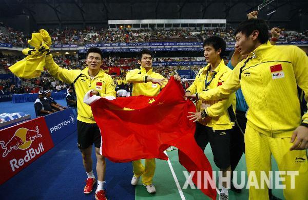 Lin Dan (2e à gauche), joueur de l'équipe chinoise de badminton, et ses équipiers célèbrent leur victoire.
