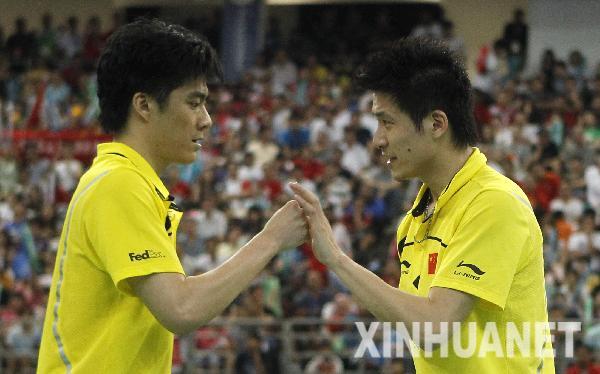Cai Bin et Fu Haifeng (à droite), joueurs de l'équipe chinoise de badminton, battent les joueurs indonésiens dans le double hommes.