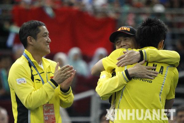 Lin Dan, fête la victoire avec son entraîneur Tang Xianhu.