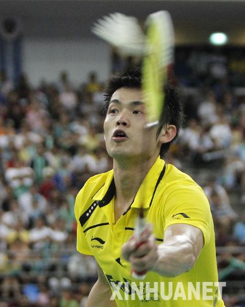 Le Chinois Lin Dan bat le célèbre joueur indonésien Taufik Hidayat. 