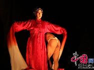 Le festival Croisements présente Zheng Ziru metteur en scène et actrice de ' La fable du rouge et du blanc' : une performance où se rencontre de façon inédite l'Opéra de Pékin et le Butoh (danse contemporaine japonaise).