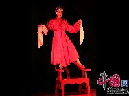 Le festival Croisements présente Zheng Ziru metteur en scène et actrice de ' La fable du rouge et du blanc' : une performance où se rencontre de façon inédite l'Opéra de Pékin et le Butoh (danse contemporaine japonaise).