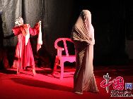 Le festival Croisements présente Zheng Ziru metteur en scène et actrice de ' La fable du rouge et du blanc' : une performance où se rencontre de façon inédite l'Opéra de Pékin et le Butoh (danse contemporaine japonaise).