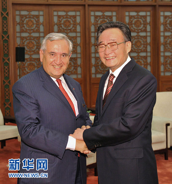 Wu Bangguo, président du Comité permanent de l'Assemblée populaire nationale (APN, parlement chinois), a rencontré lundi à Beijing l'ancien Premier ministre français Jean-Pierre Raffarin. Les deux hommes se sont engagés à faire avancer les relations entre les deux pays.