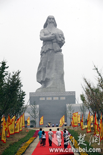 Plus de 20 000 Chinois du pays et d'outre-mer se sont rassemblés mardi à Suizhou, une petite ville dans le centre du pays, pour fêter la naissance de l'empereur Yandi, une tradition annuelle pour les habitants de prier pour une année favorable.