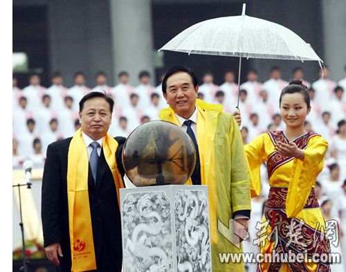 Le 8 juin, Chen Yunlin, président de l'Association des relations à travers le détroit de Taiwan, et Luo Qingquan, secrétaire du Parti de la province du Hubei, ont inauguré la satatue en pierre de Yandi.