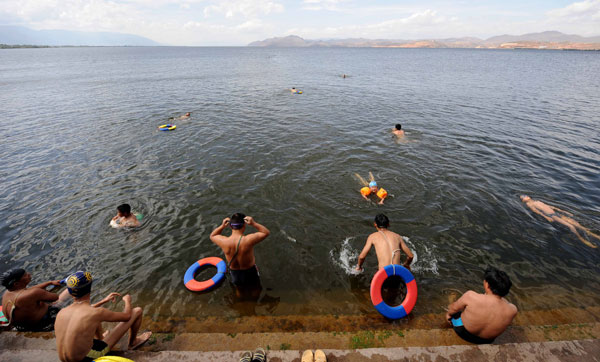 Baigneurs dans le lac Erhai (photo prise le 6 juin).