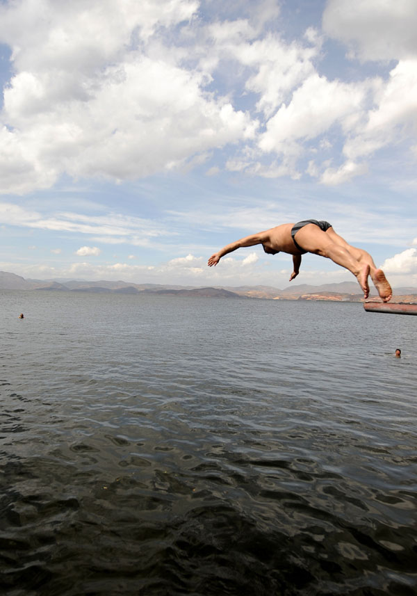 Un résident de Dali plonge dans le lac Erhai (photo prise le 6 juin).