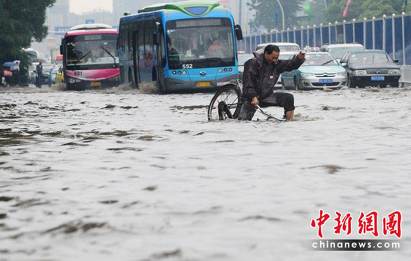 Defortes pluies s'abattent sur le sud de la Chine 
