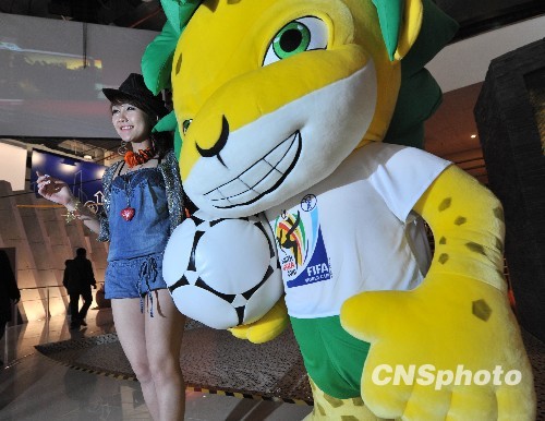 Zakumi, la mascotte de la Coupe du monde 2010, dans le pavillon de l'Afrique du Sud.