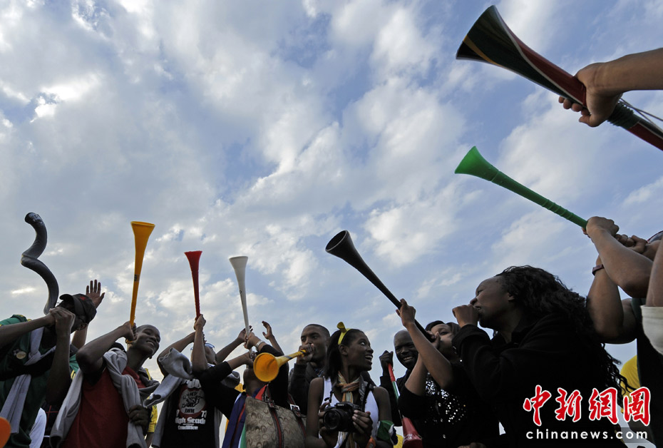 Lors de la Coupe du monde 2010, les fans de football sud-africains aiment porter une corne gigantesque nommée Vuvuzela. Elle fait déjà partie du paysage unique de l'édition 2010. Pour les Sud-Africains, la Vuvuzela n'est pas un simple soutien pour leur équipe, c'est plutôt un esprit et un symbole d'encouragement.