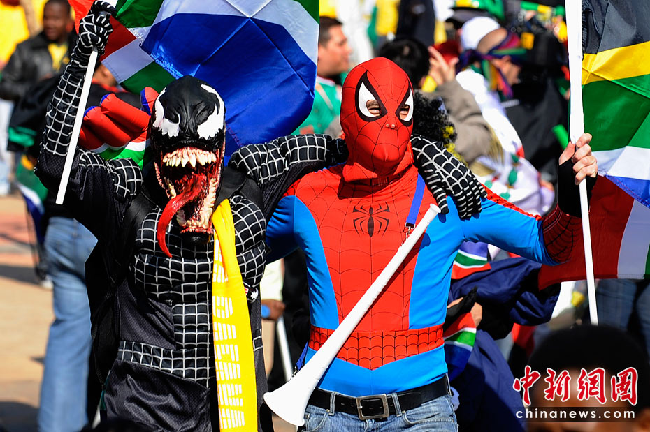 Lors de la Coupe du monde 2010, les fans de football sud-africains aiment porter une corne gigantesque nommée Vuvuzela. Elle fait déjà partie du paysage unique de l'édition 2010. Pour les Sud-Africains, la Vuvuzela n'est pas un simple soutien pour leur équipe, c'est plutôt un esprit et un symbole d'encouragement. 2