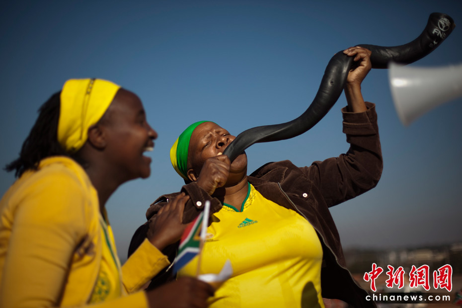 Lors de la Coupe du monde 2010, les fans de football sud-africains aiment porter une corne gigantesque nommée Vuvuzela. Elle fait déjà partie du paysage unique de l'édition 2010. Pour les Sud-Africains, la Vuvuzela n'est pas un simple soutien pour leur équipe, c'est plutôt un esprit et un symbole d'encouragement. 3