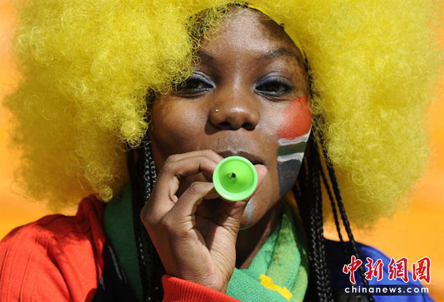 Lors de la Coupe du monde 2010, les fans de football sud-africains aiment porter une corne gigantesque nommée Vuvuzela. Elle fait déjà partie du paysage unique de l'édition 2010. Pour les Sud-Africains, la Vuvuzela n'est pas un simple soutien pour leur équipe, c'est plutôt un esprit et un symbole d'encouragement. 5