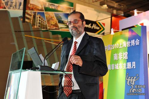 Yunus Carrim, le vice-ministre de la Gouvernance participative et des Affaires traditionnelles d'Afrique du Sud, dévoile le thème de l'exposition du pavillon de l'Afrique du Sud de ce mois-ci.