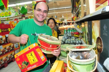 « J'aime bien les zongzi chinois. J'aime la culture chinoise », a déclaré le 12 juin Phil, professeur américain de l'Institut des langues étrangères de l'université Normale de Xihua du Shaanxi, tandis qu'il choisissait des zongzi dans un supermarché. 