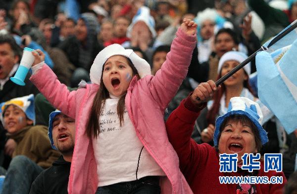 Les supporteurs argentins, qui célèbrent leur victoire contre l&apos;équipe du Nigeria.