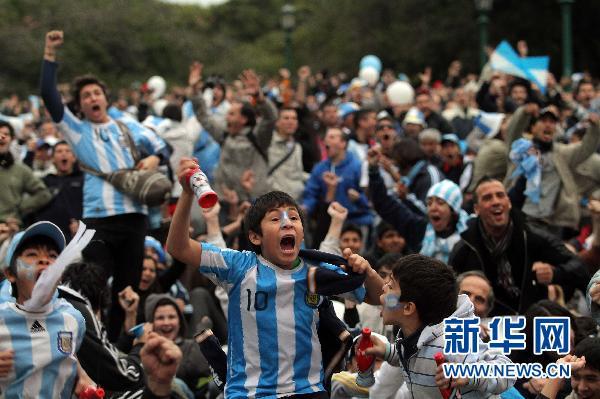 Les supporteurs argentins, qui célèbrent leur victoire contre l&apos;équipe du Nigeria.