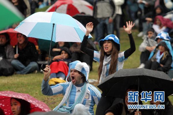 Les supporteurs argentins, qui célèbrent leur victoire contre l&apos;équipe du Nigeria.