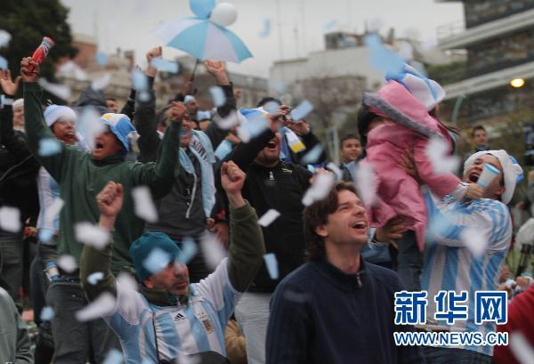 Les supporteurs argentins, qui célèbrent leur victoire contre l&apos;équipe du Nigeria.