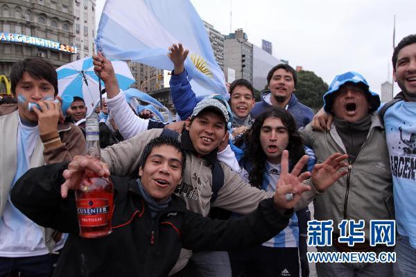 Les supporteurs argentins, qui célèbrent leur victoire contre l&apos;équipe du Nigeria.